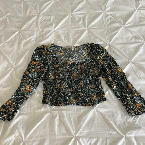 Liberty Love size XL green floral top. Front ruched square neck. Super cute! - Picture 4 of 9